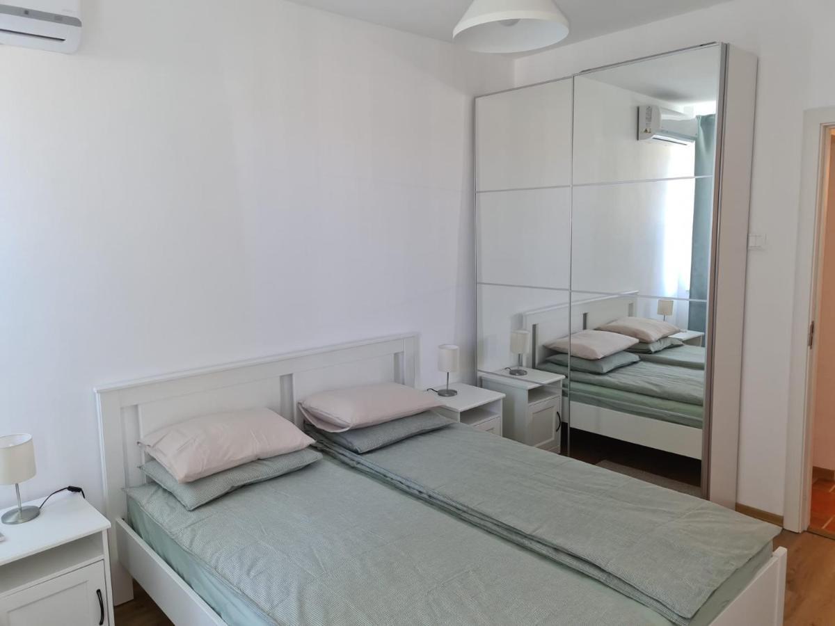 Rene'S Leisure Apartment Букурещ Екстериор снимка