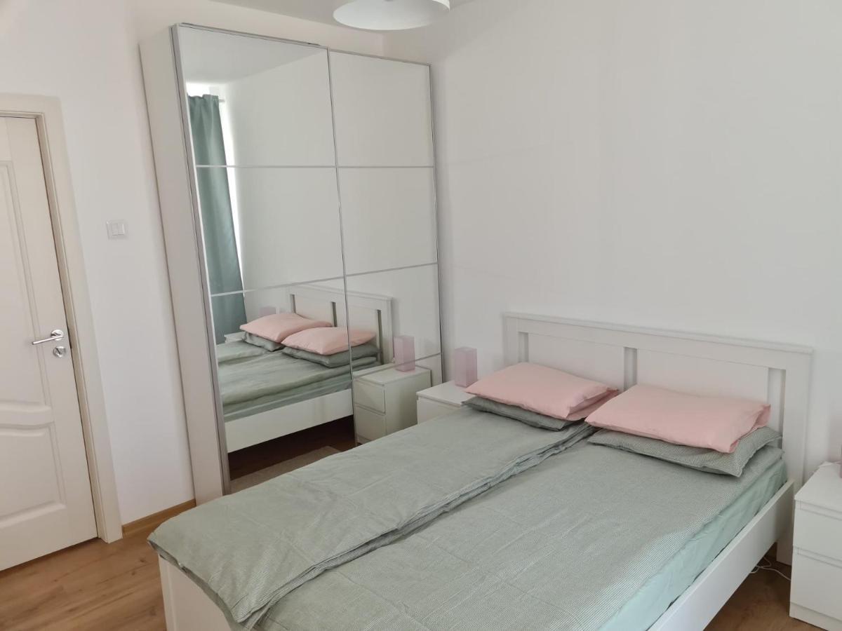 Rene'S Leisure Apartment Букурещ Екстериор снимка